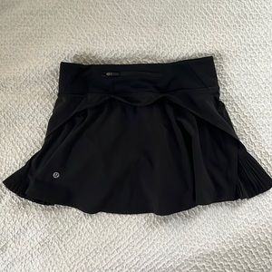 Lululemon Play Off the Pleats Mid Rise skirt size 4 in Black